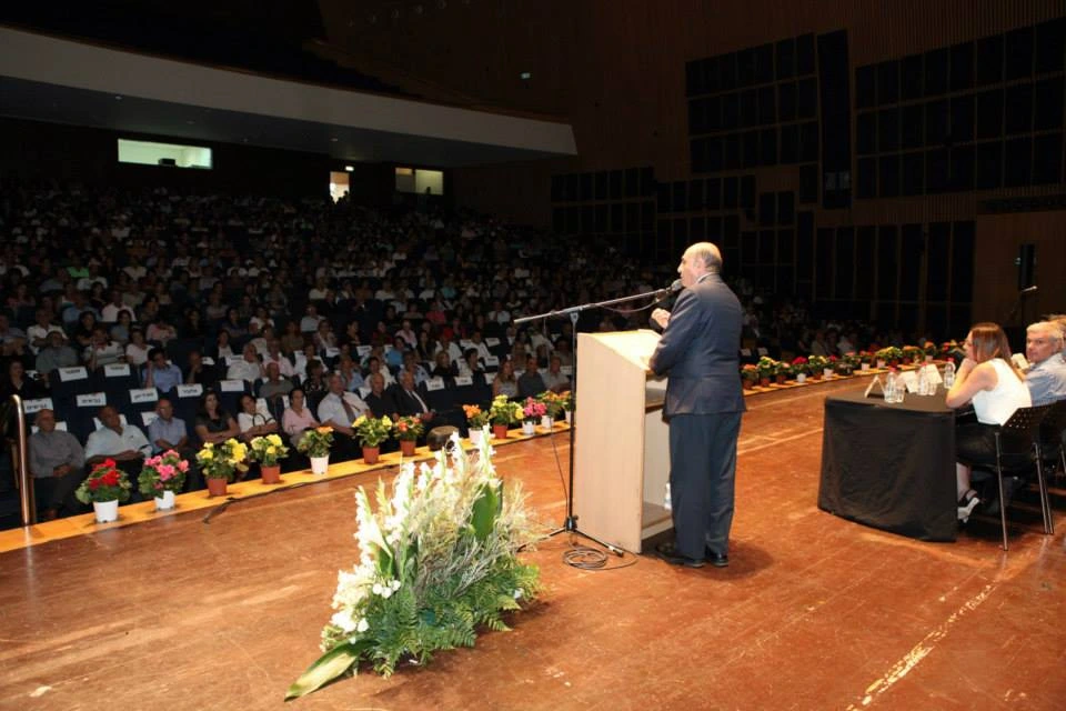 Shaul Mofaz speaking at the Maccabim Foundation scholarship award ceremony